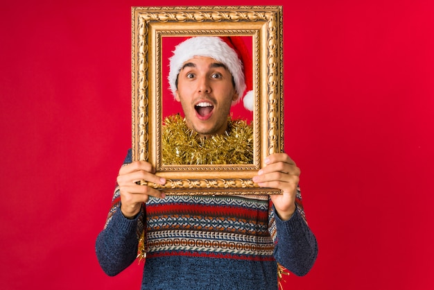 Joven sosteniendo un regalo el día de Navidad