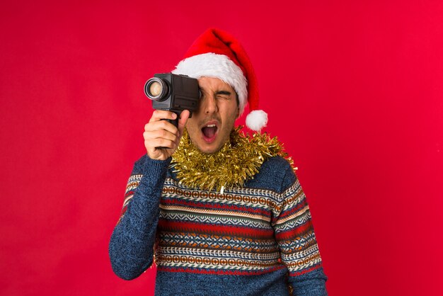 Joven sosteniendo un regalo el día de Navidad