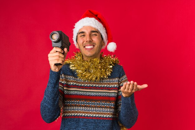 Joven sosteniendo un regalo el día de Navidad