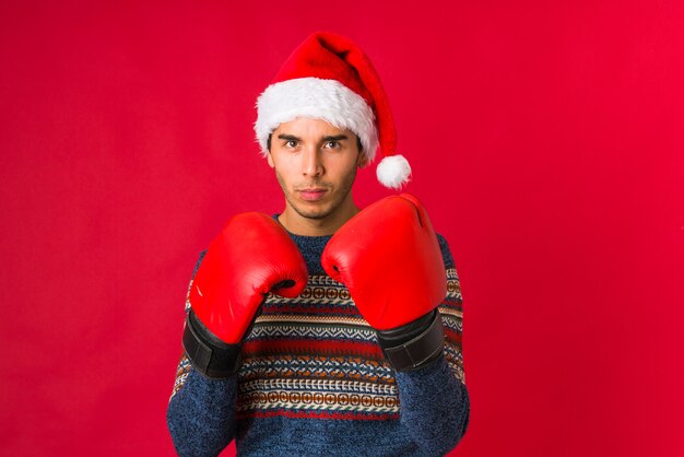 Joven sosteniendo un regalo el día de Navidad