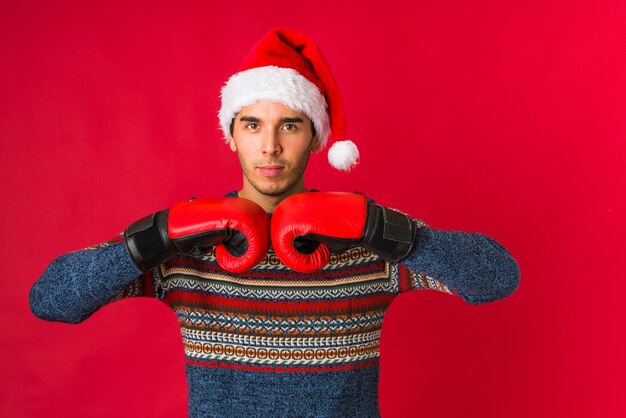 Joven sosteniendo un regalo el día de Navidad