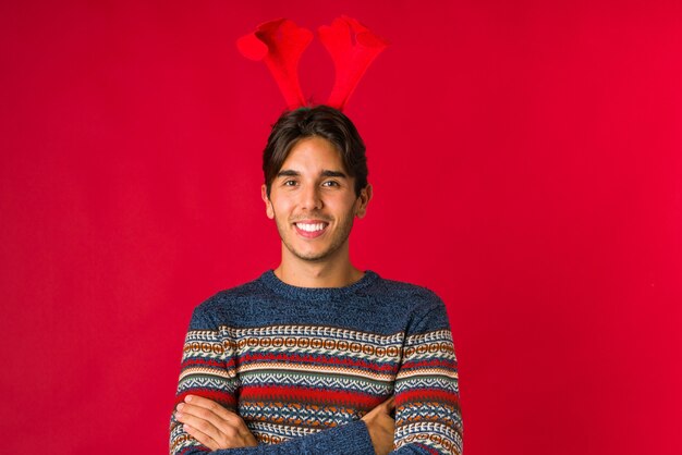 Joven sosteniendo un regalo el día de Navidad