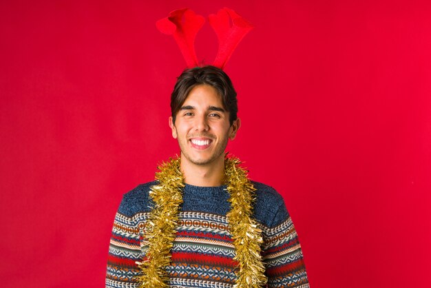 Joven sosteniendo un regalo el día de Navidad