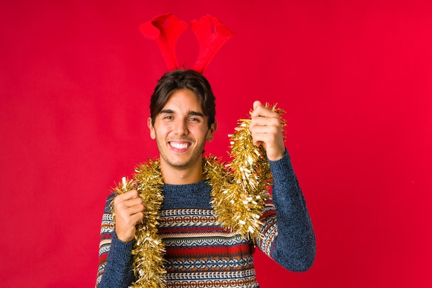 Joven sosteniendo un regalo el día de Navidad