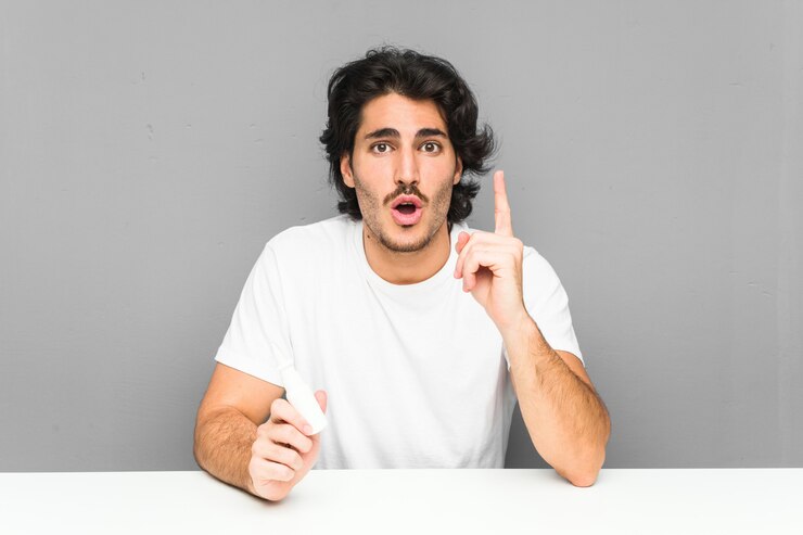 Foto joven sosteniendo un spray nasal teniendo una gran idea