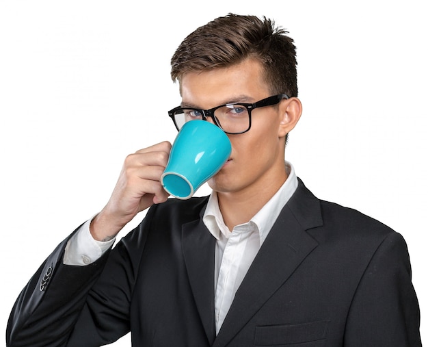 Joven sosteniendo una taza caliente de té / café