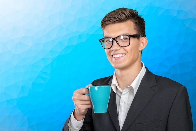 Joven sosteniendo una taza caliente de té / café