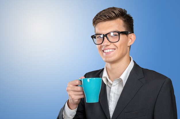 Joven sosteniendo una taza de té / café caliente