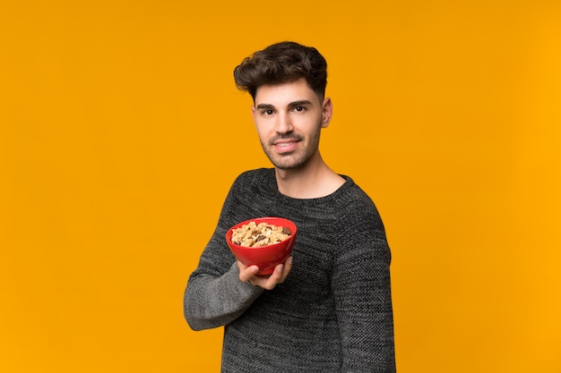 Joven sosteniendo un tazón de cereales