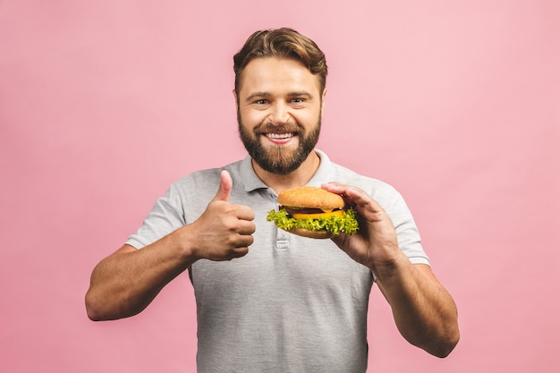 Joven sosteniendo un trozo de hamburguesa