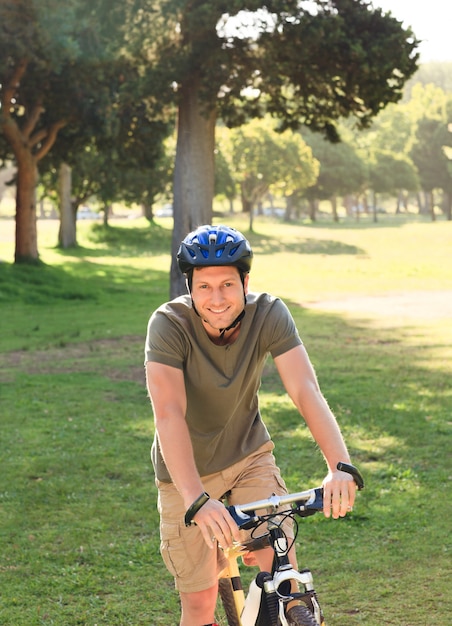 Joven con su bicicleta