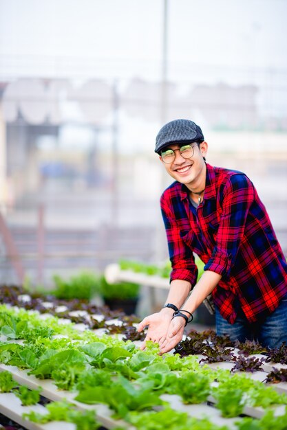 El joven y su huerta y su sonrisa feliz