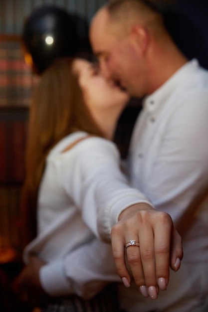 Foto joven y su prometida feliz mostrando el anillo de compromiso día de san valentín