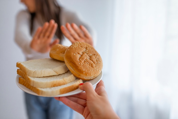 Foto joven sufre de gluten.