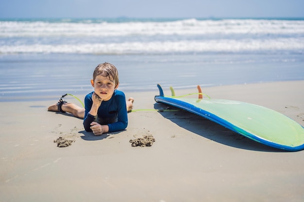 Joven surfista feliz joven en la playa con tabla de surf