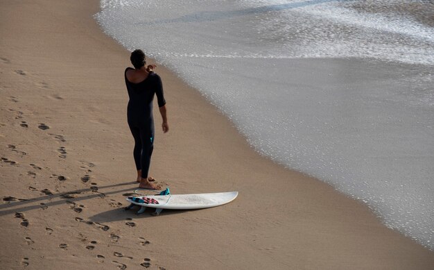 Joven surfista preparado para entrar al agua