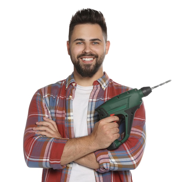 Joven con taladro eléctrico sobre fondo blanco.