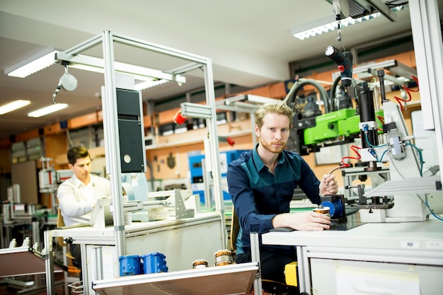 Joven en el taller de electrónica