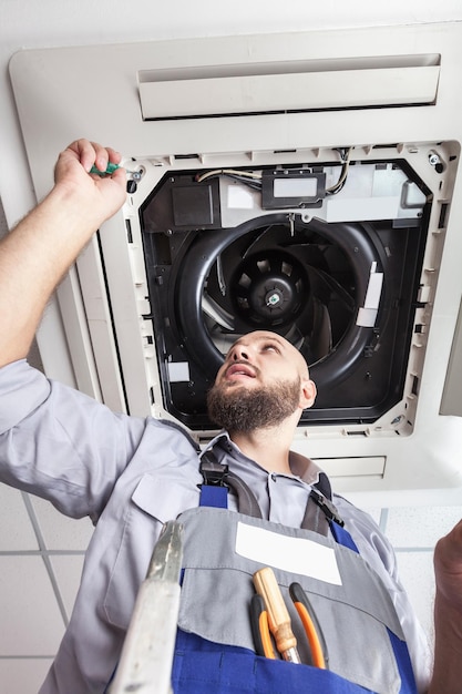 Foto joven técnico feliz gestando el pulgar hacia arriba