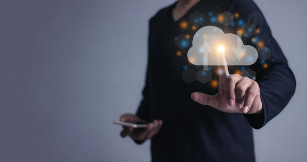 Joven con teléfono inteligente con la mano móvil tocando el diagrama de computación en la nube Almacenamiento de datos