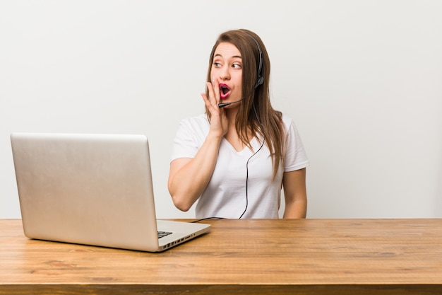 La joven telemarketer está diciendo una noticia secreta de frenado caliente y está mirando