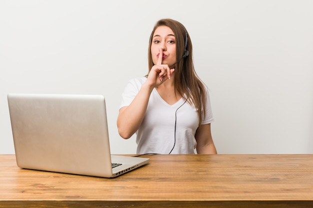 Joven telemarketer guardando un secreto o pidiendo silencio.