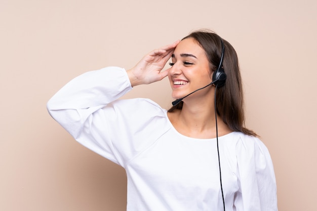 La joven telemarketer se ha dado cuenta de algo y tiene la intención de encontrar la solución.