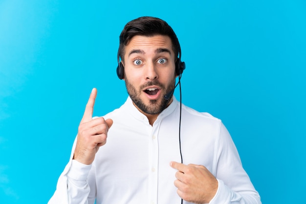 Joven telemarketer hombre sobre pared aislada