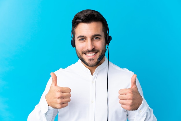 Joven telemarketer hombre sobre pared aislada