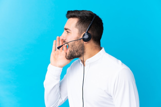 Joven telemarketer hombre sobre pared aislada