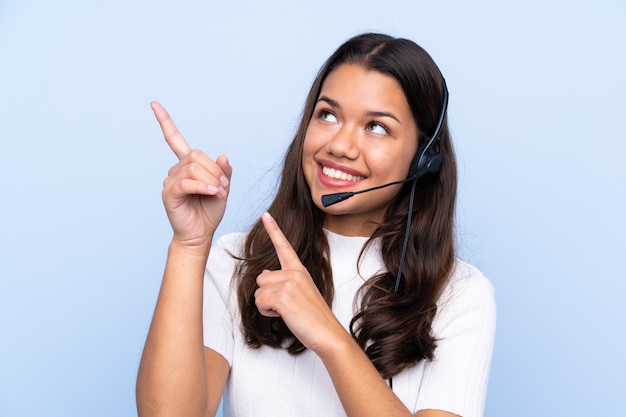 Joven telemarketer mujer sobre pared aislada