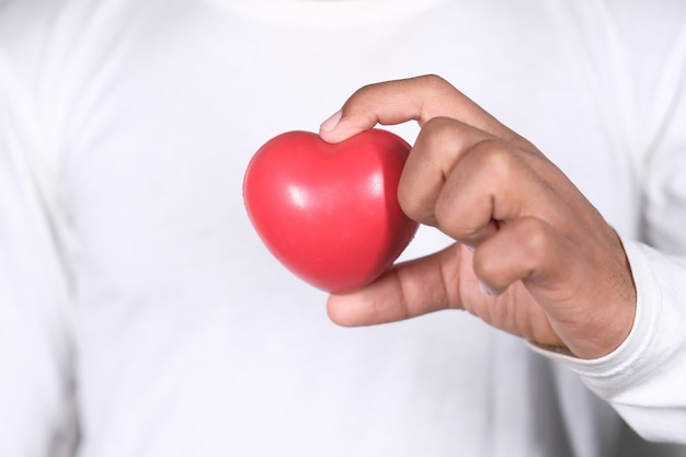 Foto joven, tenencia, corazón rojo, blanco