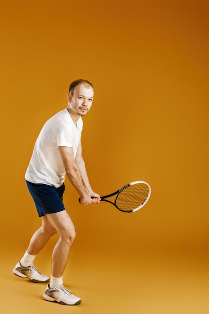 Joven tenista juega al tenis en un amarillo