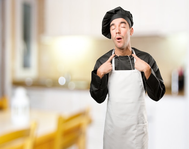 Joven, tensionado, cocinero, posar