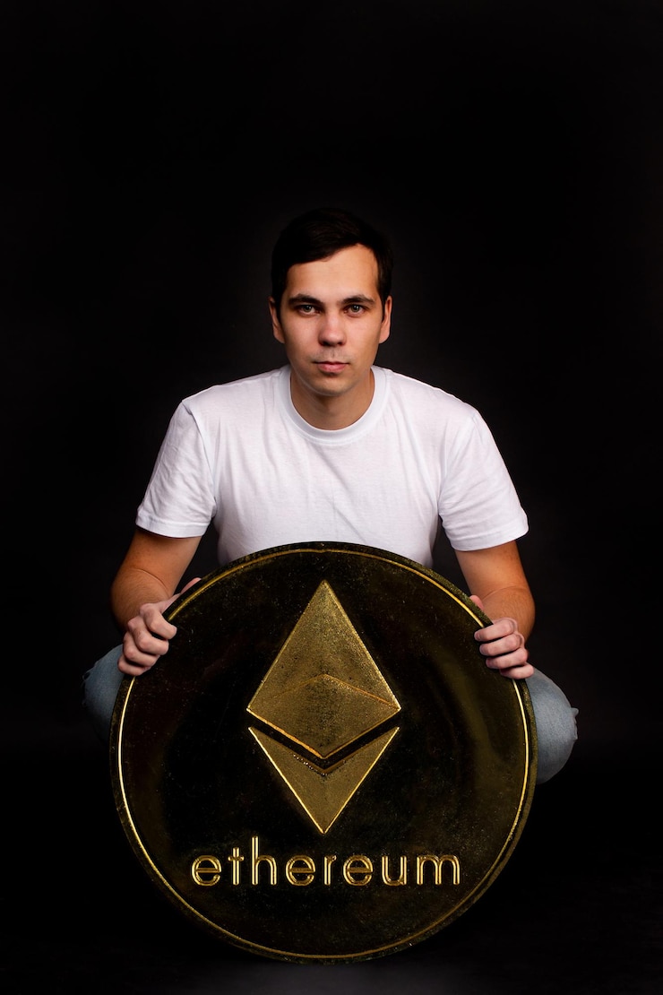 Foto un joven tiene un símbolo de la moneda ethereum, una moneda moderna para el intercambio y las compras.