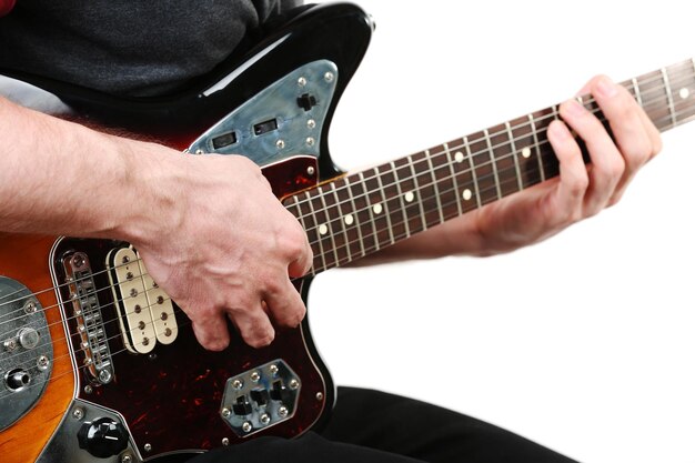 Joven tocando la guitarra eléctrica de cerca