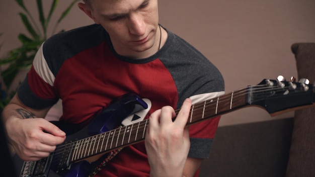 Joven tocando la guitarra eléctrica