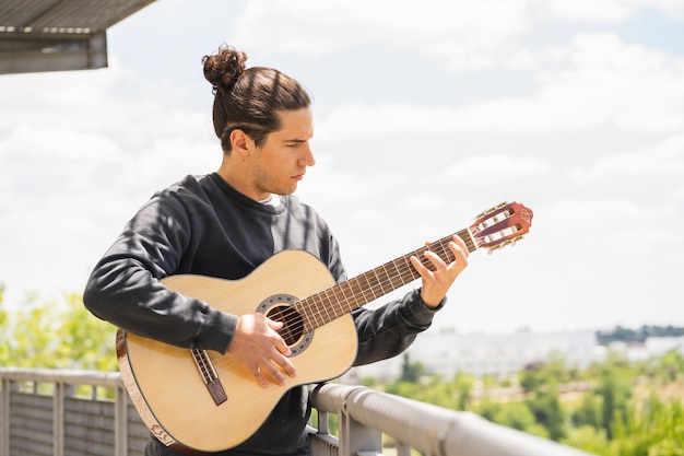 joven tocando la guitarra española