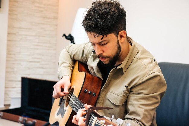 Joven tocando la guitarra