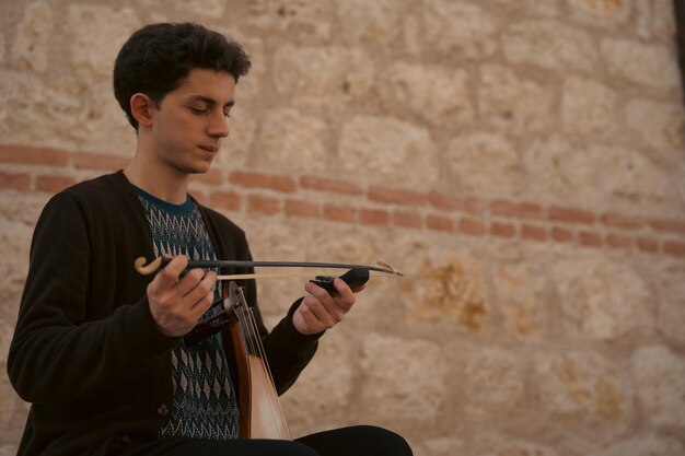 Foto un joven tocando la guitarra.