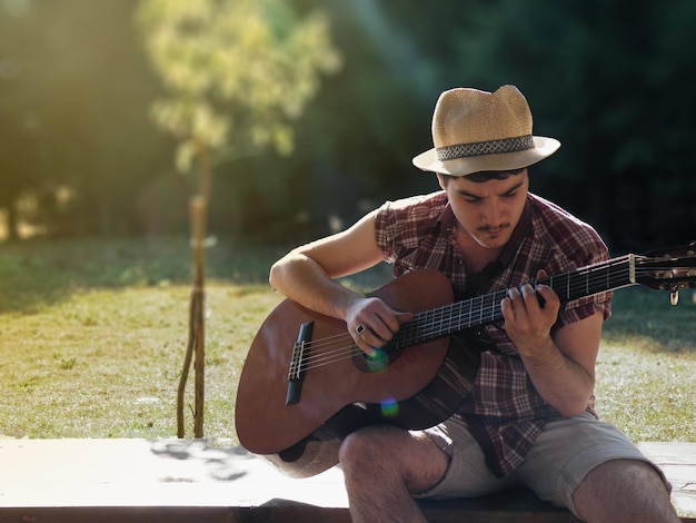 Joven tocando la guitarra