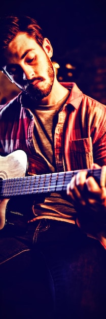 Joven tocando la guitarra