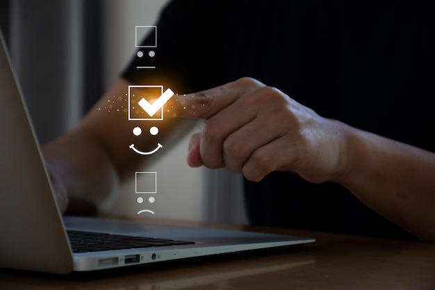 Joven tocando la pantalla virtual y sonriendo y el ícono de excelencia para dar satisfacción en el servicio Demuestra que la satisfacción del cliente es esencial para un negocio exitoso