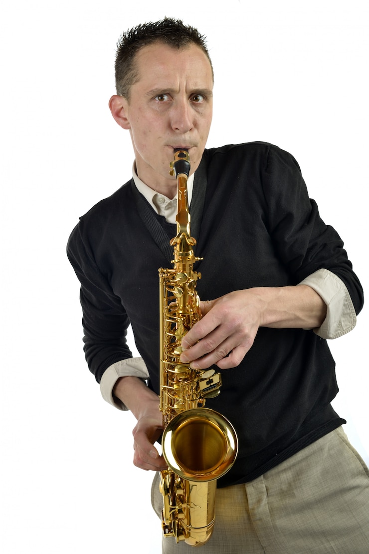 Foto joven tocando el saxofón