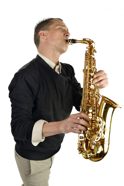 Joven tocando el saxofón