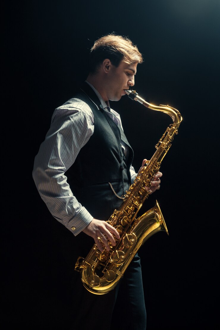 Foto joven tocando el saxofón