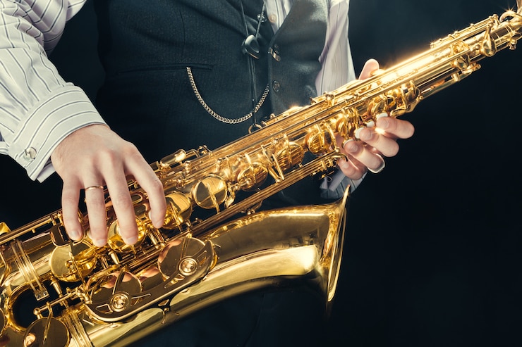 Foto joven tocando el saxofón