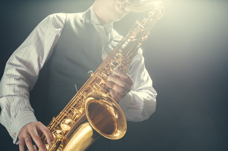 Foto joven tocando el saxofón