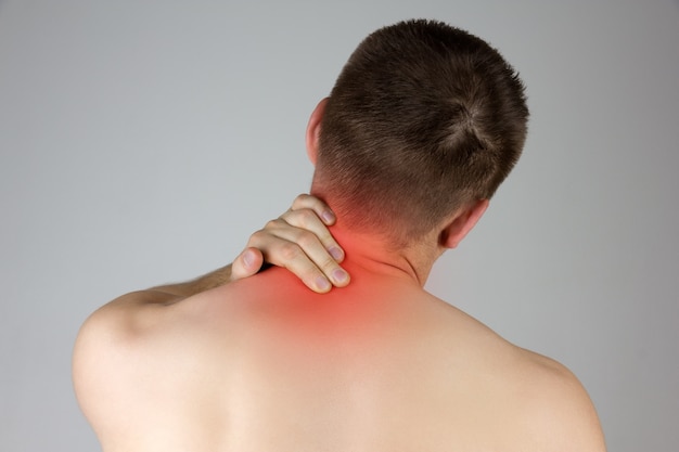 Joven tocando su cuello por el dolor