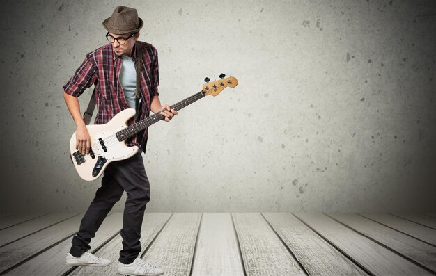 Joven, tocar la guitarra